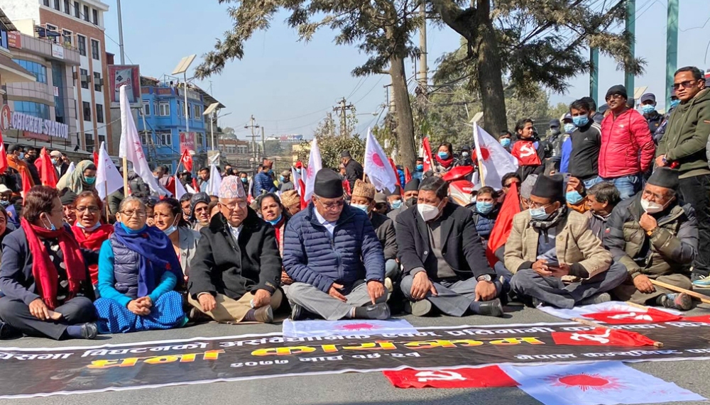 प्रचण्ड र माधव नेपाल माइतीघरको धर्नामा सहभागी