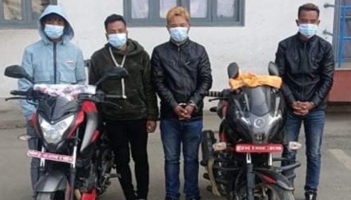 चोरीका मोटरसाइकलसहित ४ जना पक्राउ