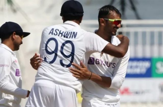 टेस्ट क्रिकेट: भारतद्वारा इंगल्यान्ड ३१७ रनले पराजित