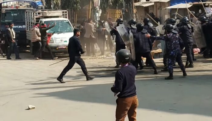 प्रदर्शनकारी-प्रहरी झडप : केन्द्रीय नेता र प्रहरी जवान घाइते, दर्जन राउण्ड हवाइफायर