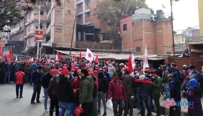 संसद विघटनविरुद्धको विरोध सभाअघिको जुलुसमा हजारौँ सहभागी