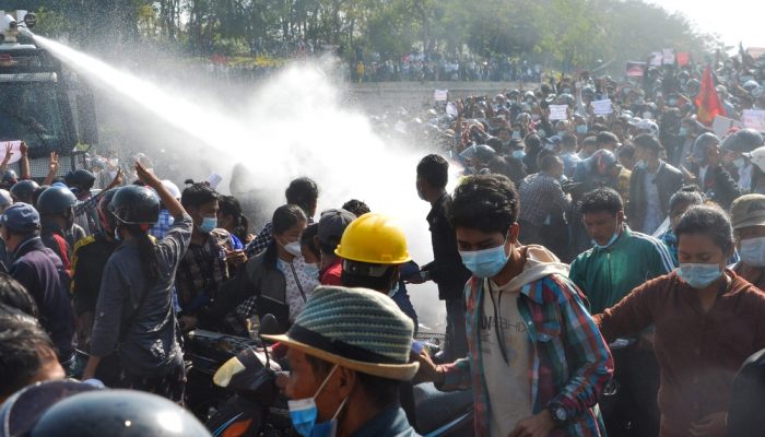 प्रदर्शन चर्किँदै गएपछि म्यान्मारको सेनाद्वारा सरकारमा सहभागी हुन दलहरुलाई आग्रह